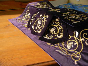 Фиолетовый шитье шнурами и канителью